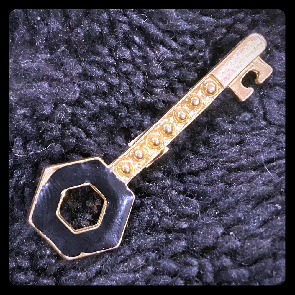 Vintage style key design brooch